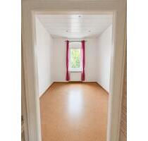 2-Zimmer Wohnung mit maßangefertigter Einbauküche in Hof