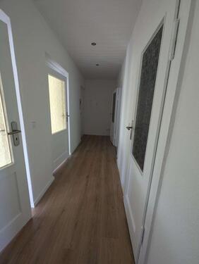 Foto - +++FREUNDLICHE 2,5-R. WHG+M. BALKON+DUSCHBAD M. FENSTER+1.OG!!!+++