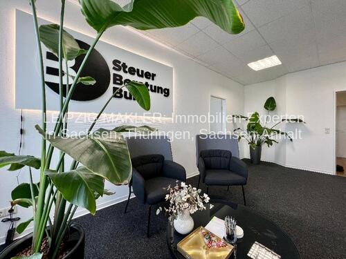 Foto - Frisch sanierte Büroräume mit Empfangsbereich, Lagerräumen und vielen Parkplätzen in der Maximilianallee 13 in Leipzig-Nord