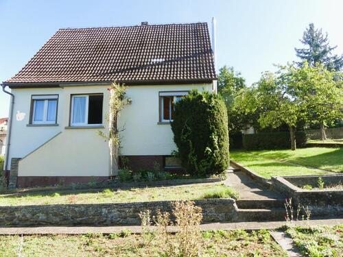 Foto - Freistehendes Einfamilienhaus mit Garten und Garage