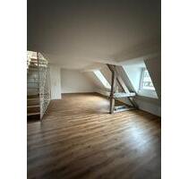 Helle Dachgeschosswohnung in Köln - Villenviertel - modernisiert