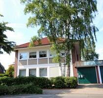 Erstbezug nach Sanierung: Oberwohnung mit Süd- Balkon und Gartennutzung - Wardenburg