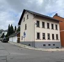 Mehrfamilienhaus mit Nebengebäude, 3 Garagen, 2 Stellpl. + Garten - Stollberg (Erzgebirge)