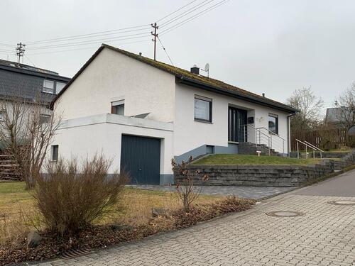 Foto - Einfamilienhaus mit 2 Garagen, Terasse und Keller in Beltheim