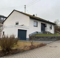 Einfamilienhaus mit 2 Garagen, Terasse und Keller in Beltheim