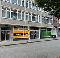 Schönes Ladengeschäft mit großer Fensterfront in der Kieler Altstadt
