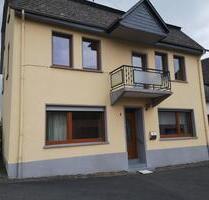 Charmantes freistehendes Bruchsteinhaus mit Hofanlage und Wiesen - Kelberg