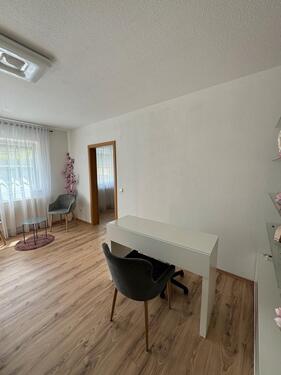 Foto - StuhlmieteMiete Kosmetikstudio für Nageldesignerin