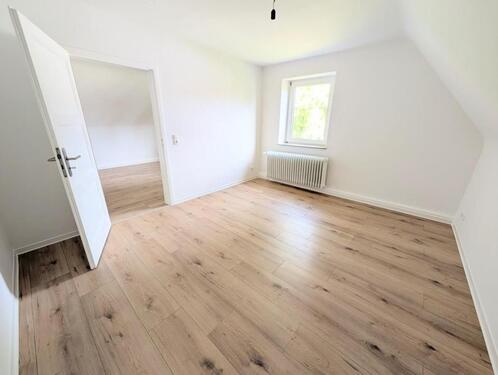 Foto - **Frisch renoviert: +neuer Laminat +weiße Wände +neues Tageslichtbad +gemütlich**