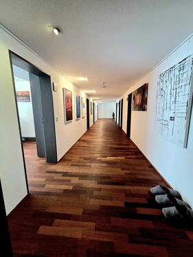 Foto - Moderne vollmöblierte Bürofläche (187 m²) mit Balkonen, Konferenzraum & Parkplätzen – Nähe Ulm