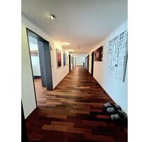 Moderne vollmöblierte Bürofläche (187 m²) mit Balkonen, Konferenzraum & Parkplätzen – Nähe Ulm - Schelklingen