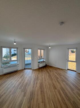 Foto - Renovierte helle 3-Zimmer-Wohnung mit zwei Balkonen und TG