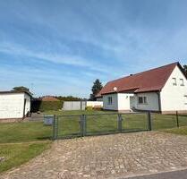 Gepflegtes Einfamilienhaus mit großem Garten, Pool und Garagen - Gardelegen
