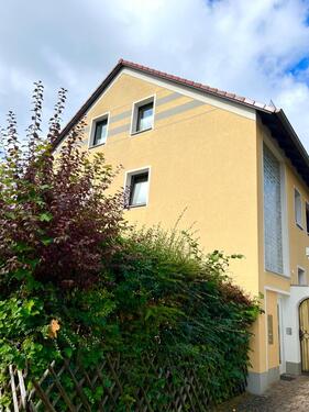 Foto - Lichtdurchflutete und möblierte 2,5 Zi. DG-Wohnung in Feucht.