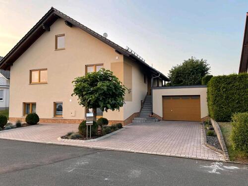 Foto - Großzügiges Einfamilienhaus mit Einliegerwohnung in Feldrandlage