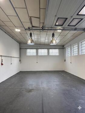 Foto - Lager mit Büro und Stellplätzen