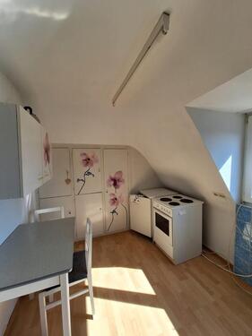 Foto - Teilmöblierte helle kleine Dachgeschoss Wohnung