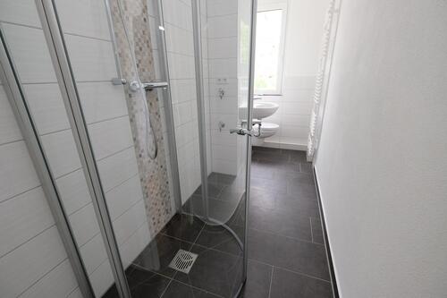 Foto - So einfach kann Wohnen sein...EG-Wohnung mit bodengleicher Dusche im Grünen!!!