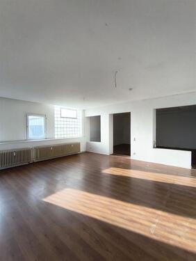 Foto - Große Wohnung mit 6 Zimmern im 1. OG