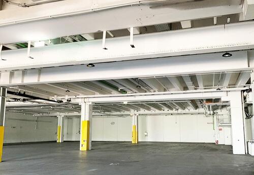 Foto - Großzügiges Hallengebäude mit Rolltor & Kameraüberwachung – für Logistik & Lager mit Büroanteil