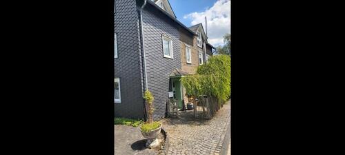Foto - Haus zum Verkauf in (Zweifamilienhaus) Freudenberg-Niederndorf