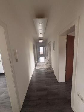 Foto - 4 - Zimmer Wohnung mit Balkon, Garten und Garage