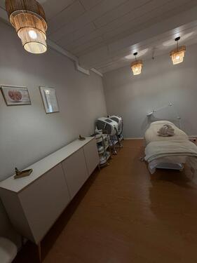 Foto - Moderner Kosmetikraum zur monatlichen Untermiete