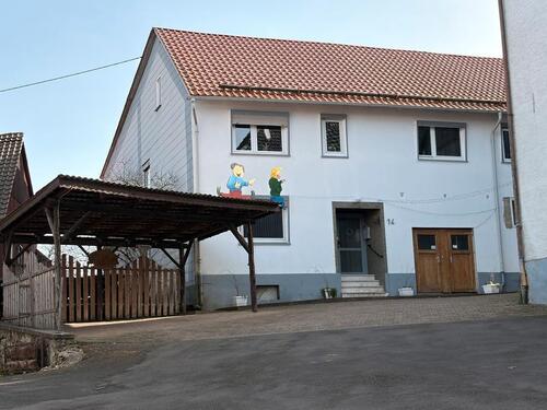 Foto - Platzwunder: Großes Haus mit Halle auf XXL-Grundstück