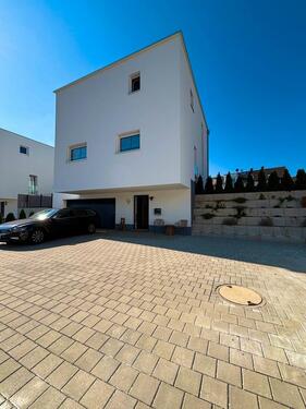 Foto - Modernes Einfamilienhaus mit gepflegtem Garten und Doppelgarage