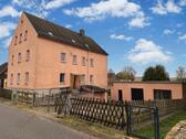 Foto - Freistehendes Haus mit Garagen, Einfahrt und Garten in Waldheim
