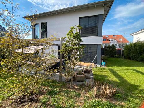 Foto - Freistehendes modernes Einfamilienhaus