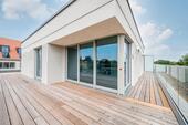 Foto - Exklusives Wohnen am Wasser: Luxus-Dachgeschoss mit weitläufiger Terrasse