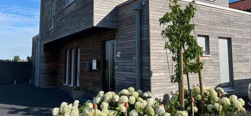 Foto - Modernes Einfamilienhaus mit Garten und Garage