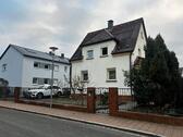 Foto - Freistehendes Zweifamilienhaus mit Garage und Nebengebäude