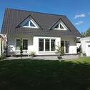 Foto - Einfamilienhaus mit Geräteraum und Carport