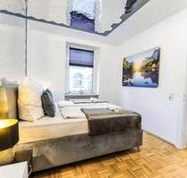 Zentral in Haan nahe HBF - Kingsize Bett & Ps4 -