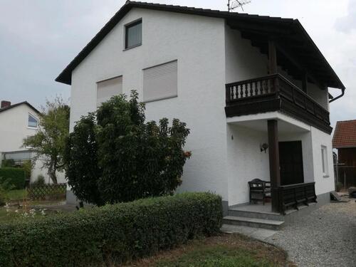 Foto - Haus mit Nebengebäude zu vermieten, kleiner Hof