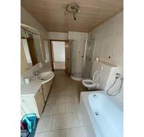 geräumige 3 Zimmer, Küche, Bad Wohnung mit Stellplatz - Niederaula