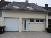 Foto - Modernisiertes zweiseitig angebautes Einfamiienhaus mit Garage in