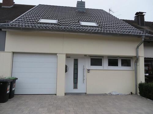 Foto - Modernisiertes zweiseitig angebautes Einfamiienhaus mit Garage in