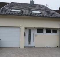 Modernisiertes zweiseitig angebautes Einfamiienhaus mit Garage in - Homburg