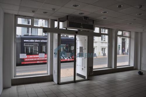 Foto - Ladenlokal mit großer Fensterfläche gegenüber vom Gusanum