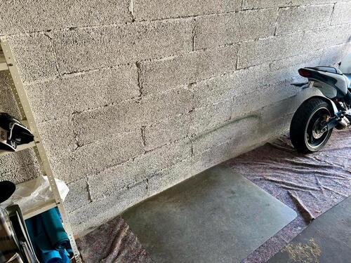 Foto - Stellplatz für ein Zweirad in geschlossener Garage