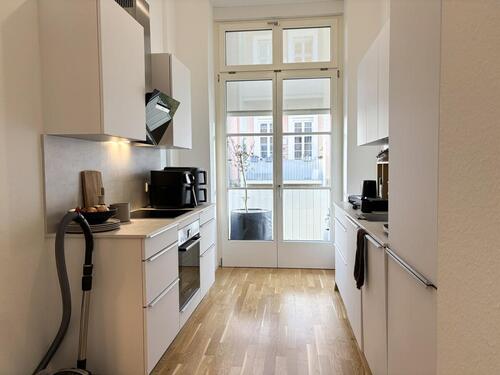 Foto - Großzügige 2 Zi. Wohnung mit hohen Decken, Einbauküche, TG-Stellplatz und Balkon