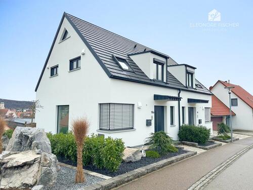 Foto - Energieeffiziente Doppelhaushälfte mit moderner Einbauküche und Garage