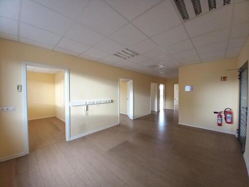 Foto - Praxisräumlichkeiten mit ca. 123m², 5 Zimmern, Mitarbeiter-WC und Patiententoilette