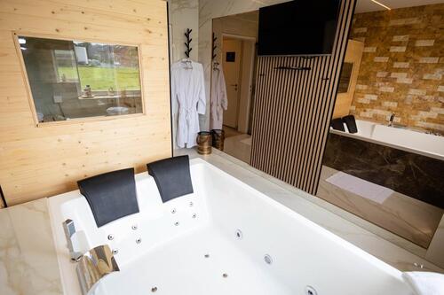 Foto - Luxus-Wohnen mit privatem Spa – Whirlpool, Sauna, Balkon