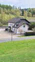Foto - Wohnhaus mit Doppelgarage und Carport