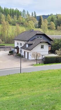 Foto - Wohnhaus mit Doppelgarage und Carport