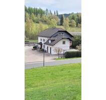 Wohnhaus mit Doppelgarage und Carport - Erndtebrück